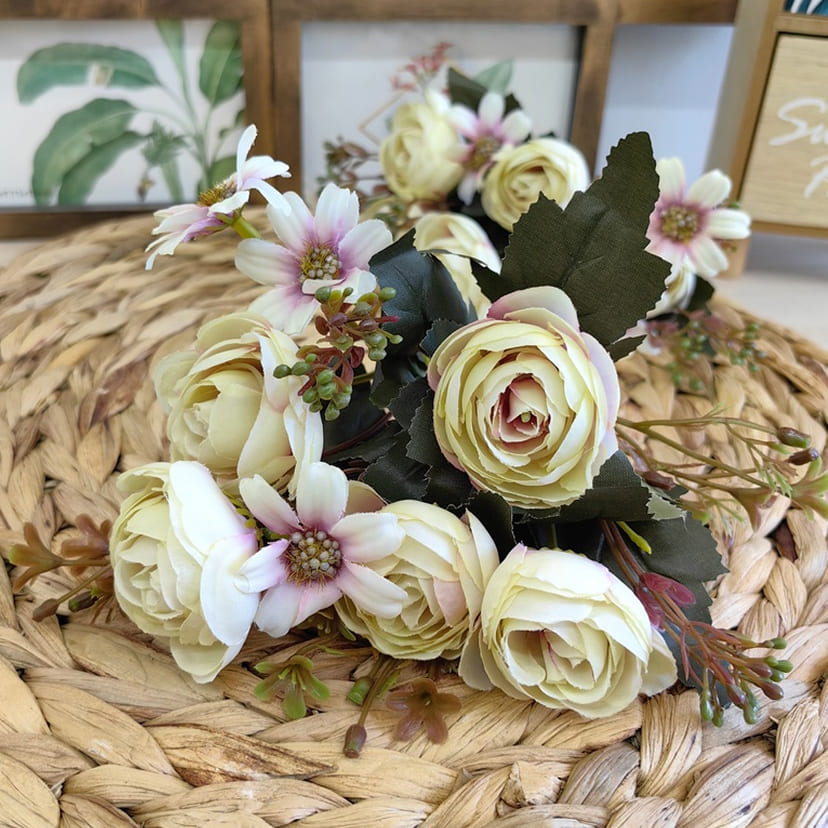 Искусственные цветы в Смоленске | Цветы искусственные «Камелии с мелкоцветом», сиренево-молочные, букет